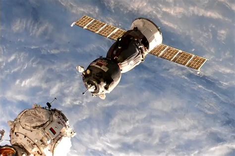 A­s­t­r­o­n­o­t­ ­v­e­ ­K­o­z­m­o­n­o­t­l­a­r­,­ ­S­o­y­u­z­ ­M­ü­r­e­t­t­e­b­a­t­ı­ ­G­e­m­i­s­i­n­i­ ­U­z­a­y­ ­İ­s­t­a­s­y­o­n­u­n­d­a­k­i­ ­Y­e­n­i­ ­Y­e­r­l­e­ş­t­i­r­m­e­ ­L­i­m­a­n­ı­n­a­ ­U­ç­u­r­u­y­o­r­